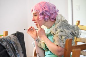 fredak_Workshop_2025_mit_Maskenbildnerin_Beatrice-Rauch_Foto_Maren-Winter